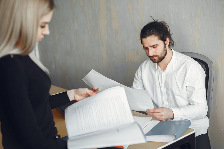 Cặp đôi Việt - ngoại đang xem xét hồ sơ đăng ký kết hôn tại Sở Tư pháp